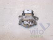 Mitsubishi Pajero/Montero 3 Петля двери багажника Mitsubishi Pajero III Петля двери багажника 2000-2006 3.8 АКПП б/у запчастина в наявності (розбирання)