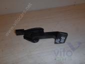 Audi A4 [B6] Ручка открывания капота Audi A4 B6 Ручка открывания капота 2000-2004 2.5 T/D АКПП Универсал б/у запчастина в наявності (розбирання)