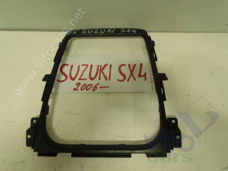 Накладка декоративная на торпедо Suzuki SX4 (1) (с разборки)