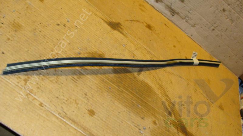 Уплотнитель двери Mercedes W463 G-klasse (с разборки)