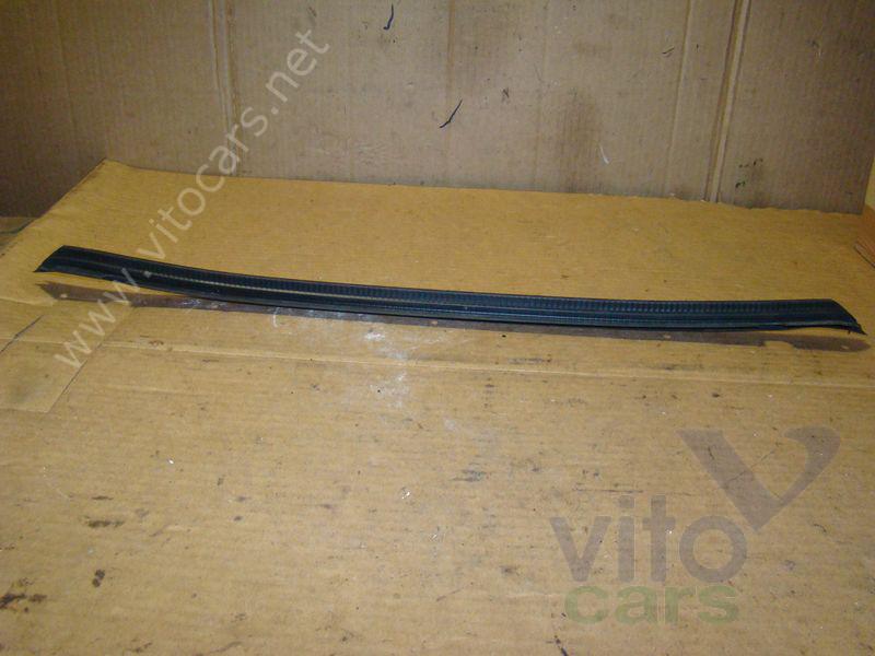 Уплотнитель двери Mercedes W463 G-klasse (с разборки)